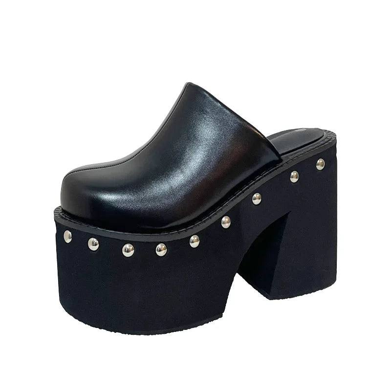 Midnight Rivet Mules – Sabot platform in vera pelle con borchie