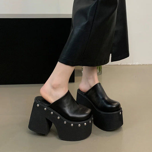 Midnight Rivet Mules – Sabot platform in vera pelle con borchie