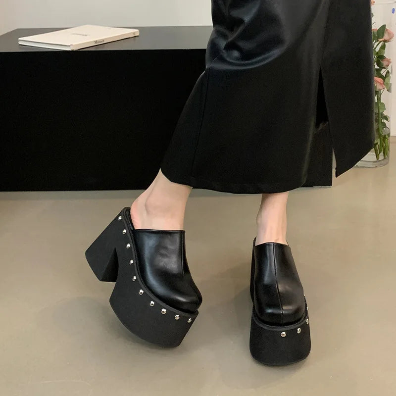 Midnight Rivet Mules – Sabot platform in vera pelle con borchie