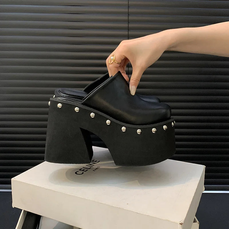 Midnight Rivet Mules – Sabot platform in vera pelle con borchie