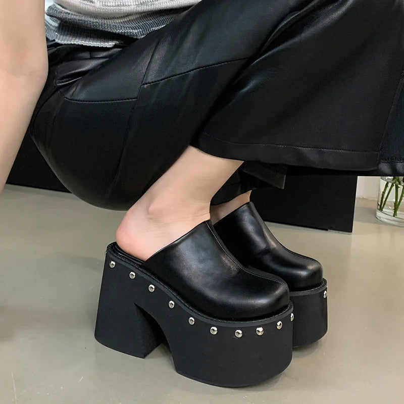 Midnight Rivet Mules – Sabot platform in vera pelle con borchie